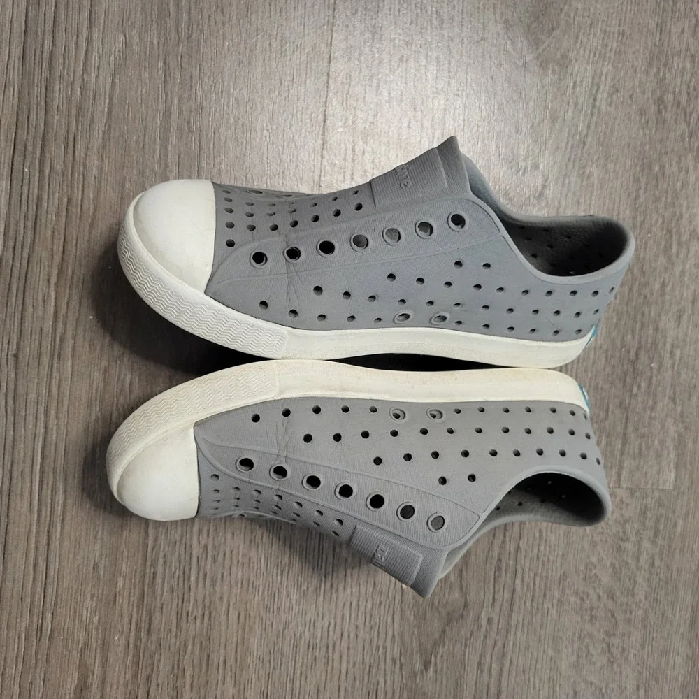 Native Jefferson Kids Gray White Slip On Water Shoes Sneakers Casual SIze J1